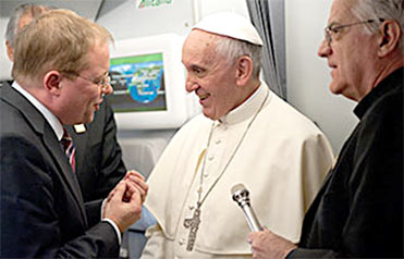 Jürgen Erbacher (links) im Gespräch mit Papst Franziskus und  Vatikansprecher Federico Lombardi (rechts)