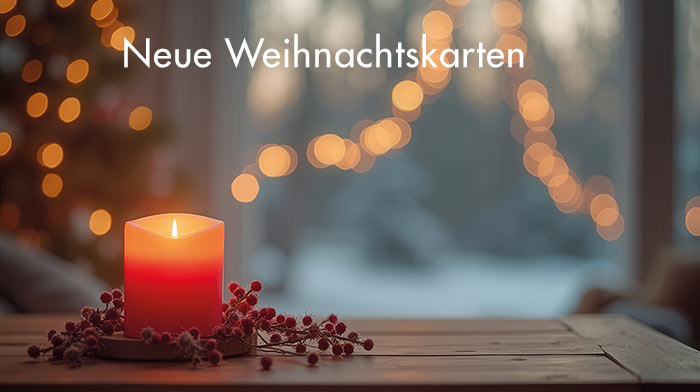 zur Themenseite Neue Weihnachtskarten weiße Schrift Neue Weihnachtskarten - im Hintergrund eine brennende Kerze