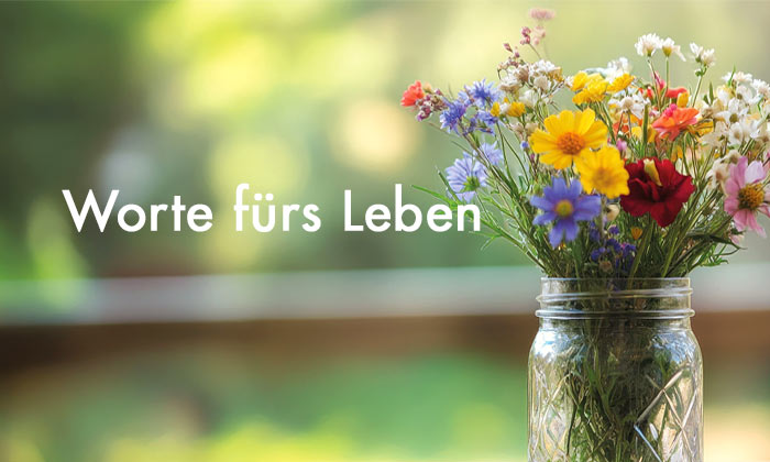 weiße Schrift Worte fürs Leben - im Hintergrund ein Wiesenblumenstrauß im Einmachglas