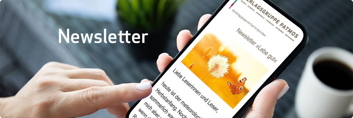 Frau liest einen Newsletter der Verlagsgruppe Patmos am Smartphone
