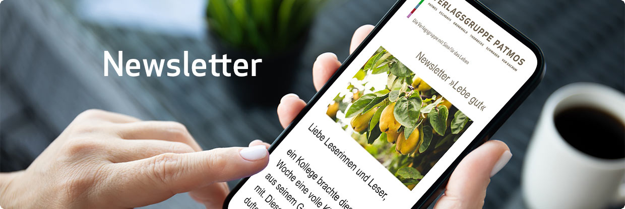 Frau liest einen Newsletter der Verlagsgruppe Patmos am Smartphone