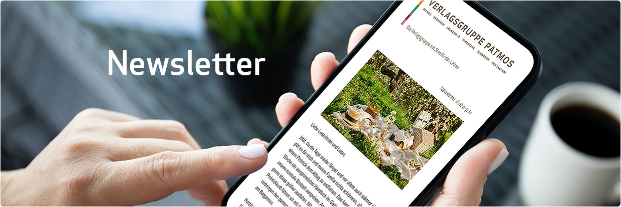 Frau liest einen Newsletter der Verlagsgruppe Patmos am Smartphone