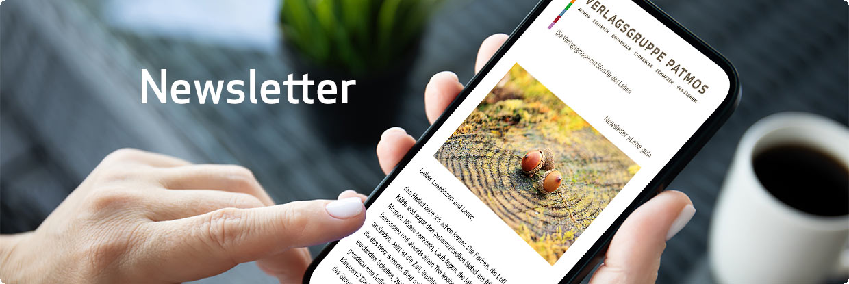 Frau liest einen Newsletter der Verlagsgruppe Patmos am Smartphone