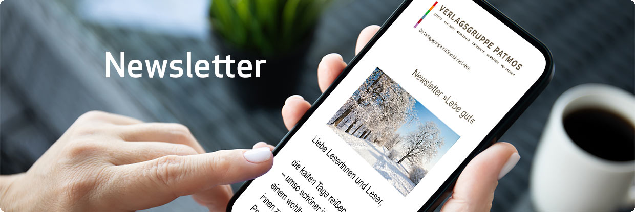 Frau liest einen Newsletter der Verlagsgruppe Patmos am Smartphone