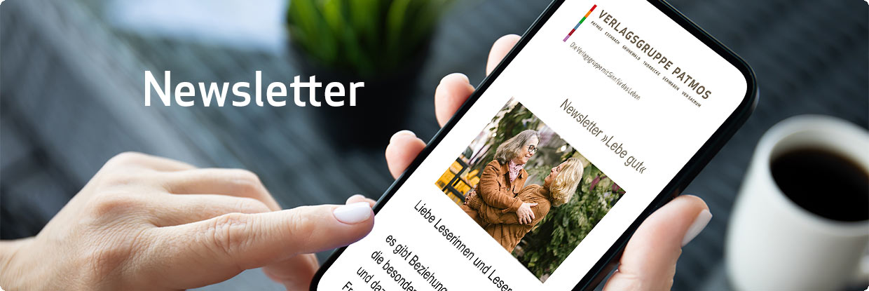 Frau liest einen Newsletter der Verlagsgruppe Patmos am Smartphone