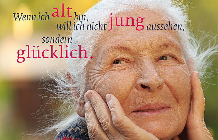 zur Themenseite Alt und glücklich Wenn ich alt bin, will ich nicht jung aussehen, sondern glücklich - im Hintergrund eine ältere Frau mit weißen Haaren