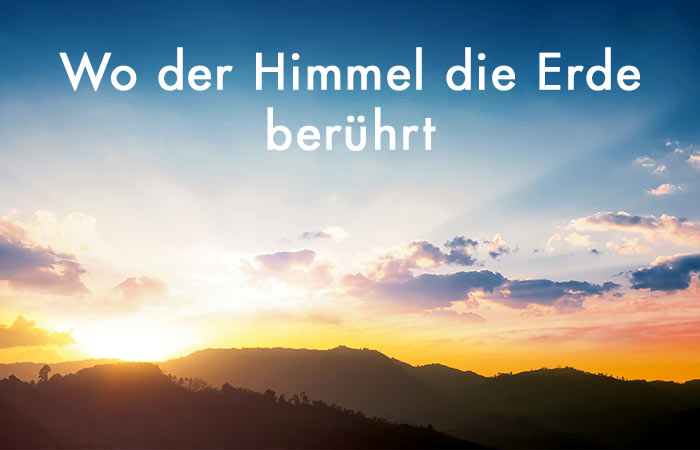 weiße Schrift Wo der Himmel die Erde berührt - im Hintergrund die aufgehende Sonne hinter einer Hügellandschaft