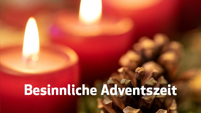 zur Themenseite Besinnliche Adventszeit weiße Schrift Besinnliche Adventszeit - im Hintergrund brennende Kerzen und ein Tannenzapfen