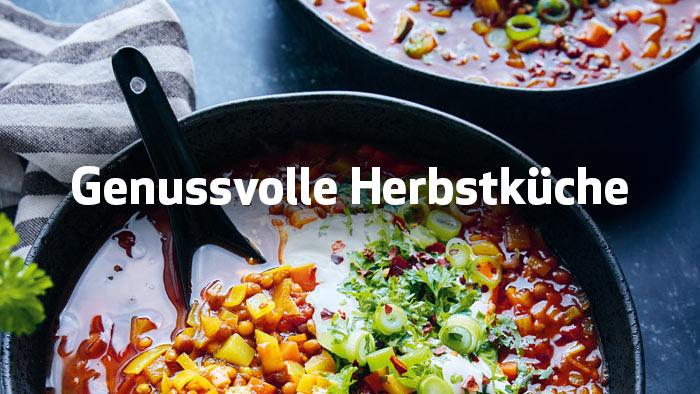 zur Themenseite Genussvolle Herbstküche weiße Schrift Genussvolle Herbstküche - im Hintergrund eine Pfanne mit leckerem Gemüse darin