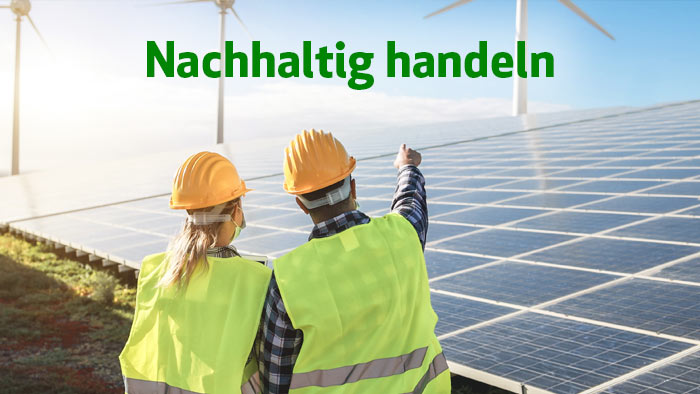 grüne Schrift mit Nachhaltig handeln - im Hintergrund Windräder und Solaranlage mit 2 Techniker:innen von hinten
