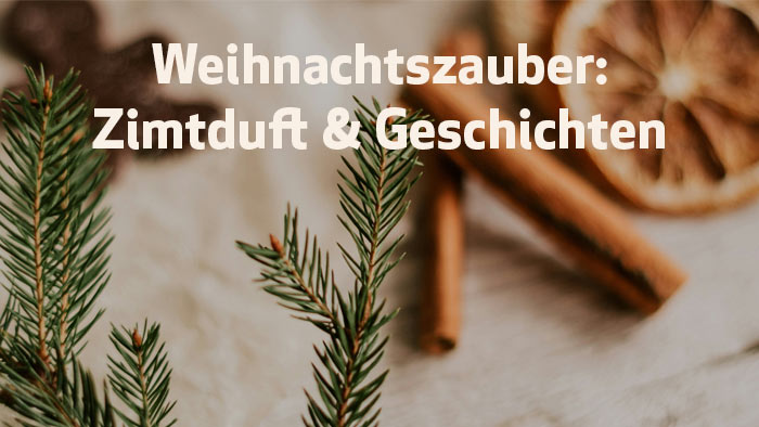 zur Themenseite Weihnachtszauber: Zimtduft & Geschichten weiße Schrift Weihnachtszauber: Zimtduft & Geschichten - im Hintergrund Zimtstange, Tannenzweige und eine Orangenschale