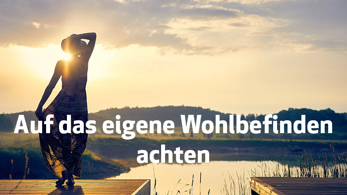 zur Themenseite Auf das eigene Wohlbefinden achten weiße Schrift Auf das eigene Wohlbefinden achten - im Hintergrund eine Frau an einem See im Abendlicht